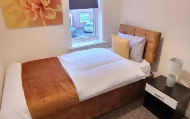 Warrington - House - Sleeps 6 - Parking - Garden