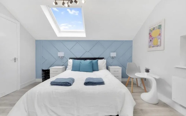 Stylish 4-bed Apartment - Parking & Central Links
