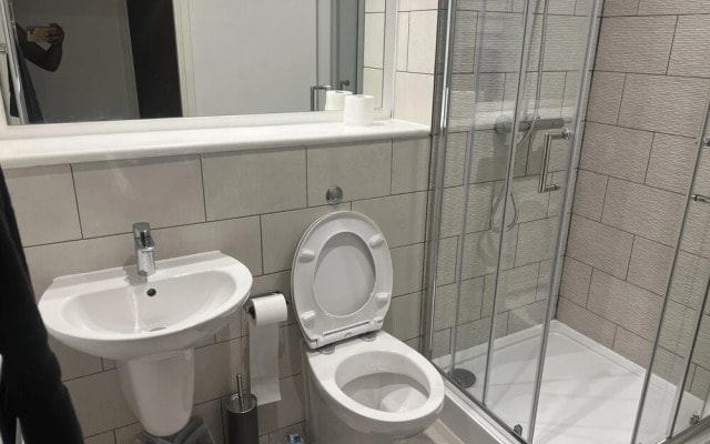 Charming 2-bed Apartment in Salford Newly Built