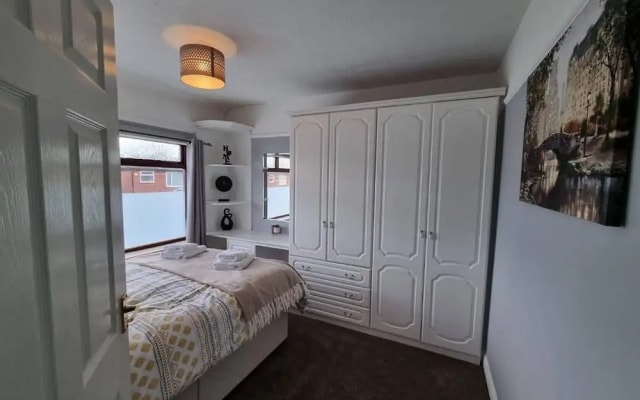 3 Bed Spacious House With Parking