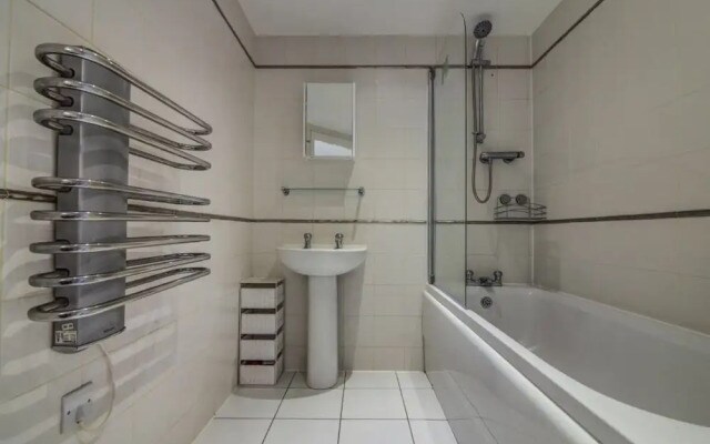 Clean, Bright 2BR Manchester Flat for 4