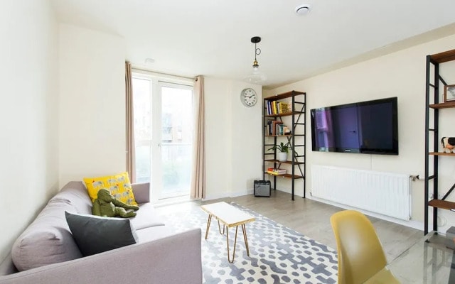Bright and Spacious 2BR Flat in East London