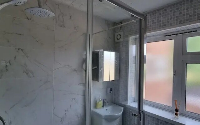 Alexandra Palace 3 Bedrooms Apartment in London