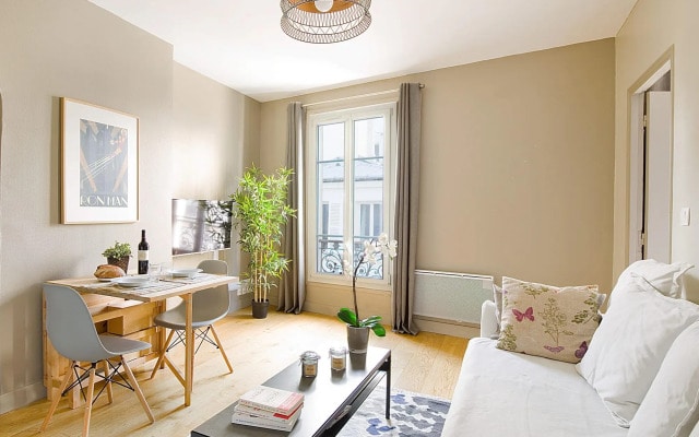 B 823 - Buttes Chaumont - Spacieux appartement