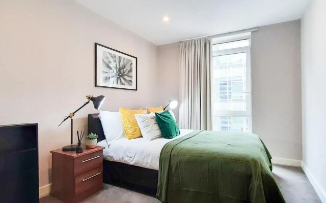 Luxurious Two Bed Two Bath with Balcony in Angel