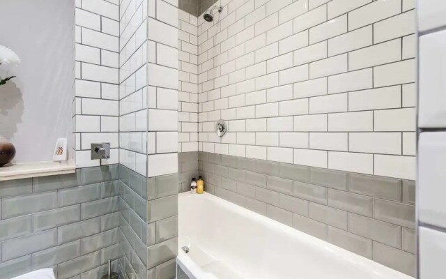 Modern 2 bed Flat, West Kensington, Sleeps 4