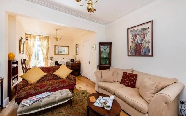 Fabulously British 3 Bed House near Battersea Park