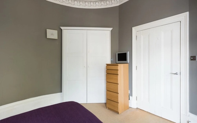 Spacious Period Property Next To Westfield