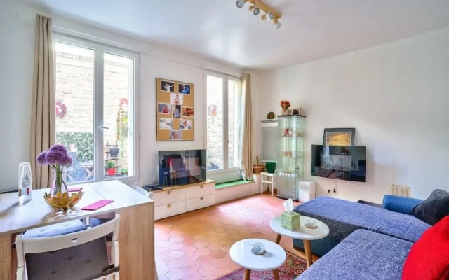 Charming 2 Room Apartment Near Square Louise-michel