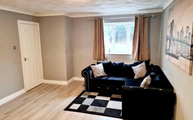Modern & Spacious - Walk to London Excel- Parking