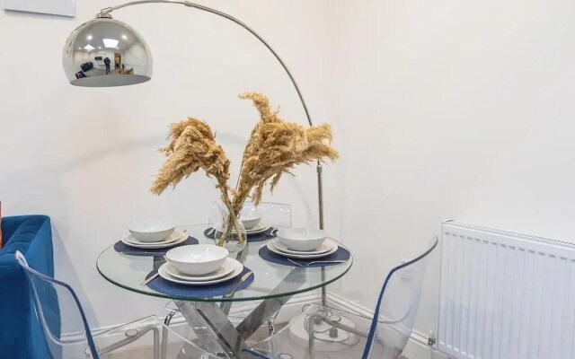 Chic City Apartment in Wallington