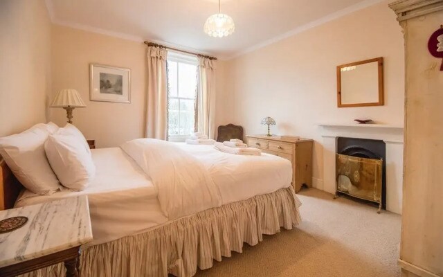 Kensington Beautiful Two Bed Apartment