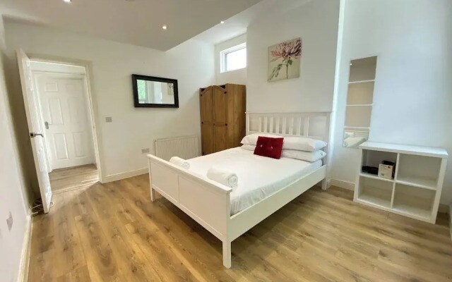 Cozy Croydon Apartment With Central Heating & Free Parking