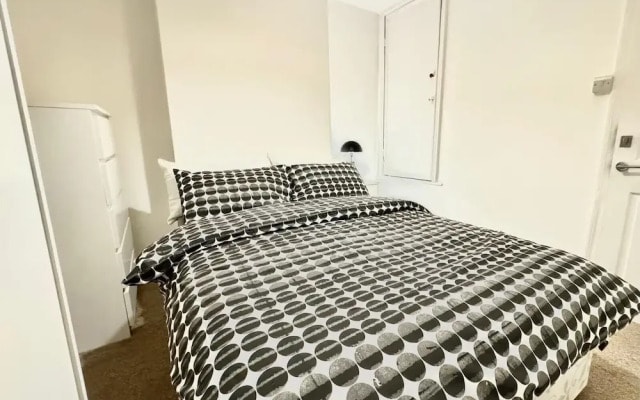 South Croydon - Sleeps 4 - Garden - 85walkingscore