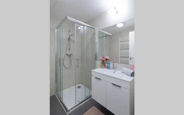 Bright studio, 10min to the Centre, free Netflix