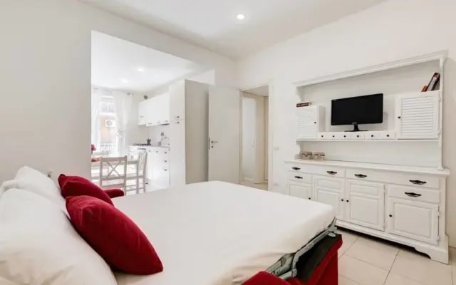 Lovely White Flat 15 Minutes From the City Center