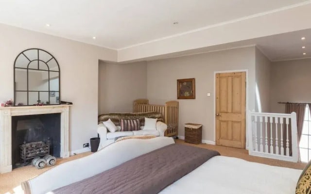 Stylish 1-bed With a Roof Terrace