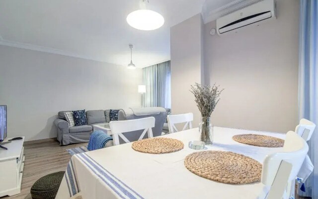 Vibrant and Central Flat with Balcony in Maltepe