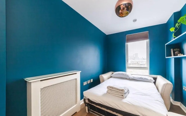 Cosy 2-bed Poplar Flat w/ City Views