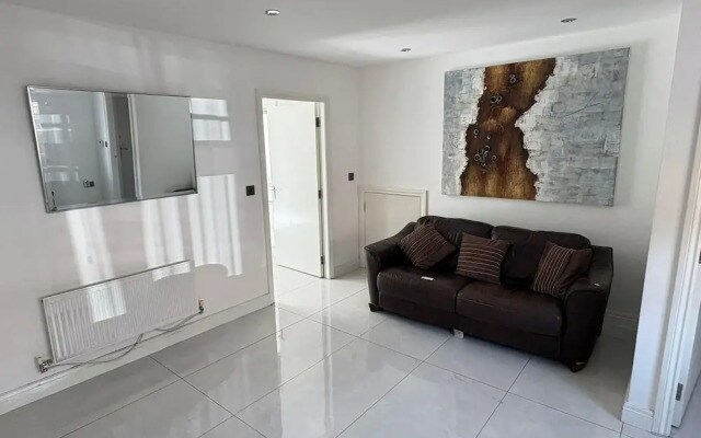 House - Sleeps 5, Private Parking & Pets Allowed