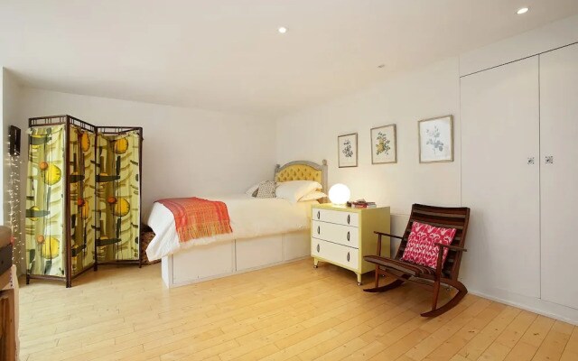 Bright Chic Garden Apartment