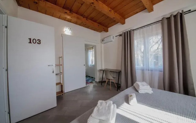 Casale in legno nella natura laziale