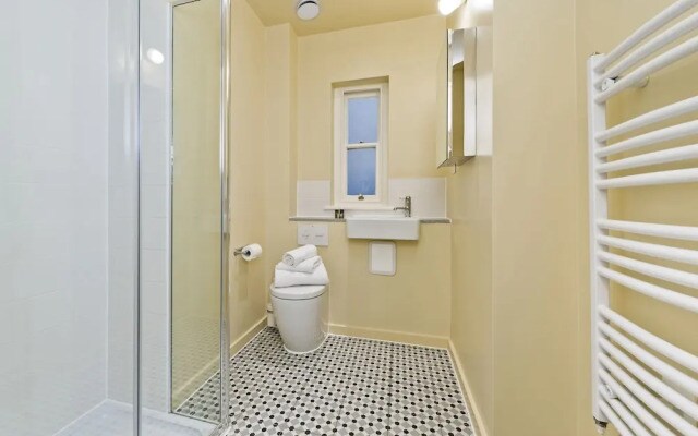 Spacious Lower Ground Studio in Primrose Hill