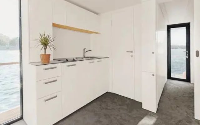 VIPliving Houseboat