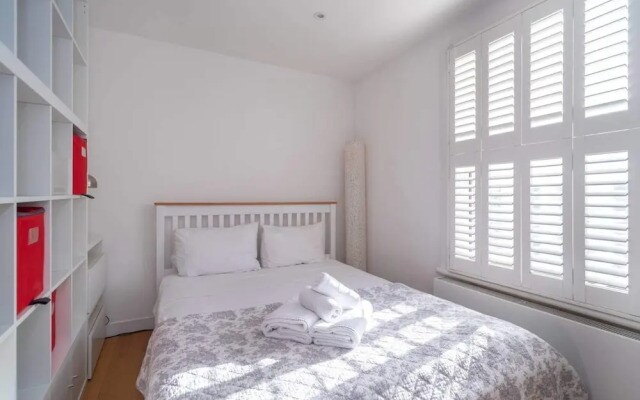 Light & airy studio, 2 mins from Queen's Park tube