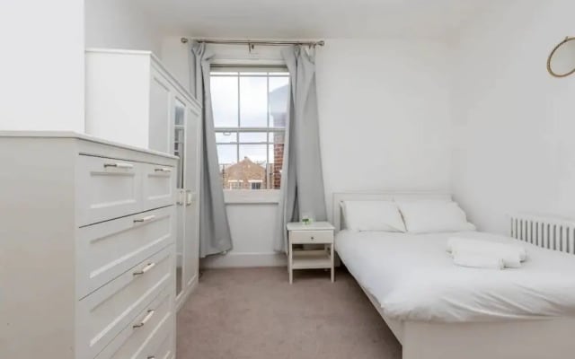 Spacious 5 Bedroom Home in Camden