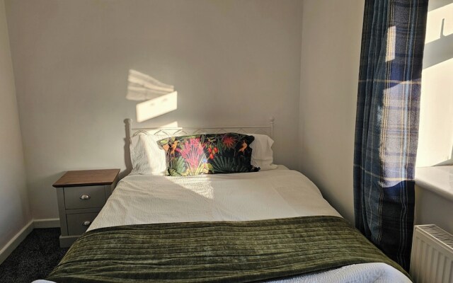 3-bed House in Newcastle Under Lyme, Free Parking
