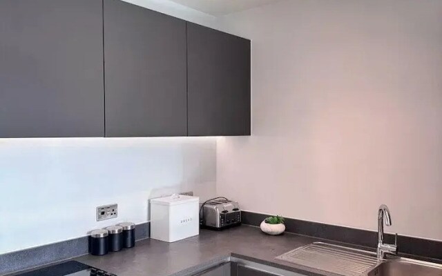 City Centre - 2-bed High Rise Apartment - Sleeps 4