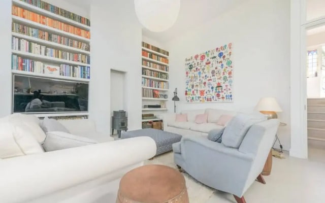 Spacious 5 Bedroom Home With Parking