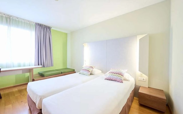 Отель Travelodge BCN Cornella Fira
