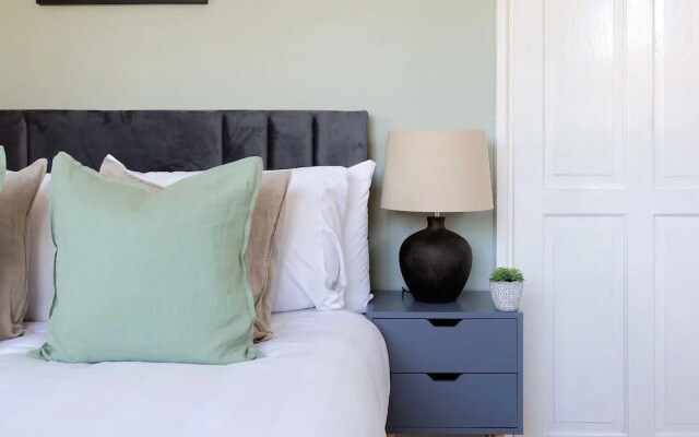 Cosy Room in Morden