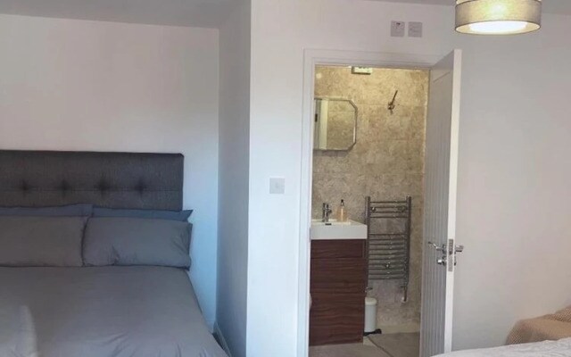 Studio Self contained flat free Parking