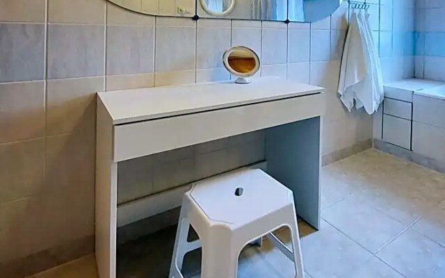 Husarska 60