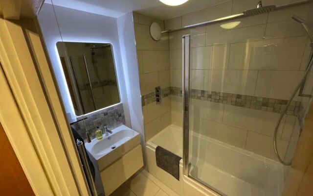 Spacious 2-Bedroom Flat Near Surbiton Station