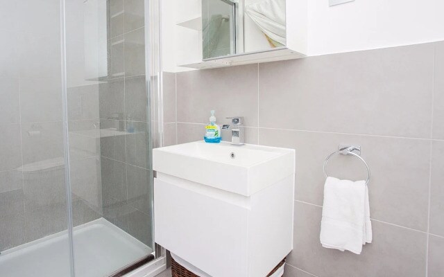 Spacious East London 2 Bedroom Apartment Sleeps 4