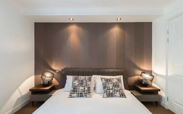 Three Bed Greville Luxury Apt Parking 1