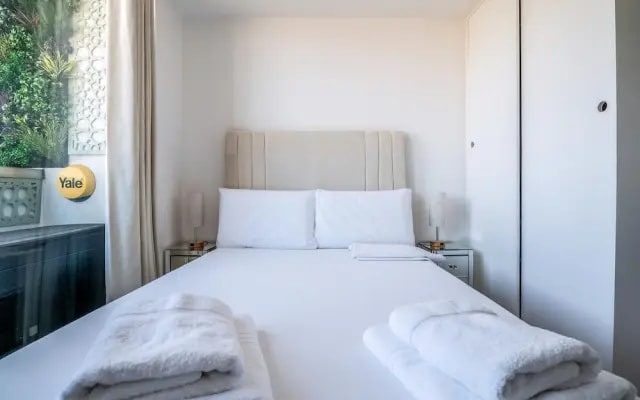 Canary Wharf Retreat With Free Secure Parking
