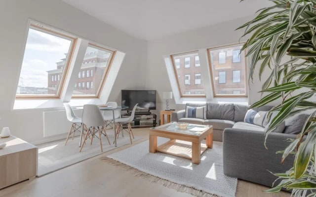 Modern 2 Bedroom Home With a View