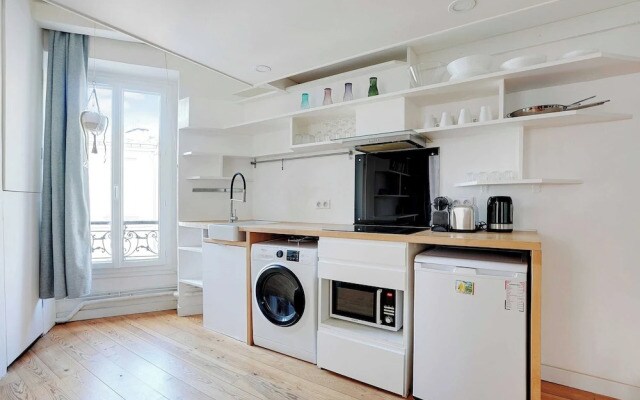 Spacious Apartment 2br/4p - Republique
