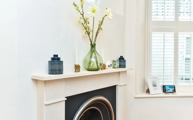 Kensington Black Square Collection