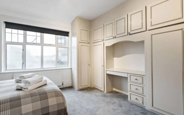 Spacious 5 Bed  Next to Regents Park Flat 11