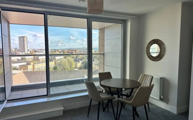 2 Bed Flat - Sleeps 4 - Balcony - Smoking