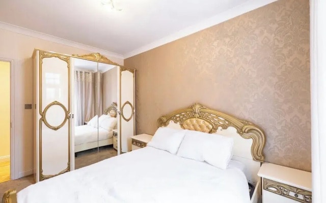 Chic London Apartment in Brown Hart Gardens