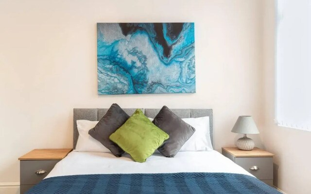 3 Bed House - Sleeps 7 - Garden - Parking - Wifi