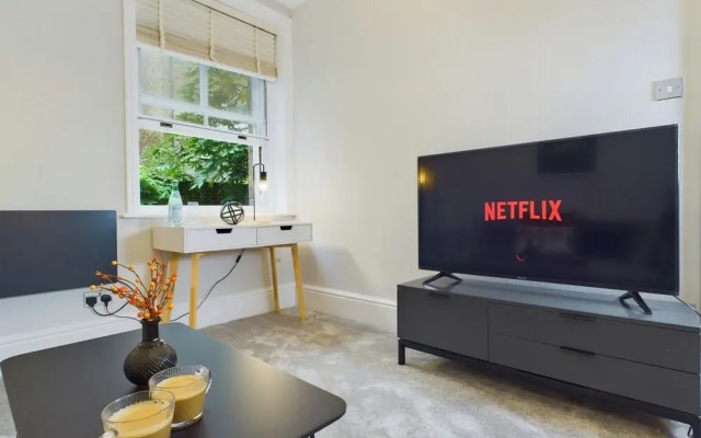 London Charm at Charleville Apartment