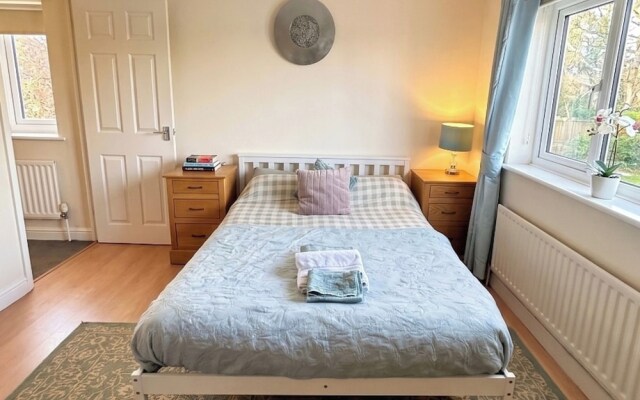 2 Bed House - Sleeps 4 - Parking - Pets - Garden
